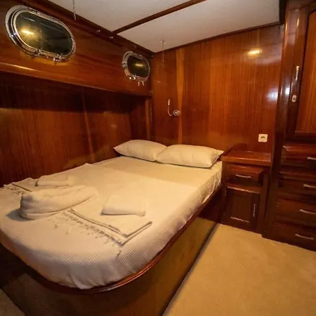 Aden Yachting Botel *