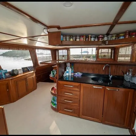 Botel Aden Yachting